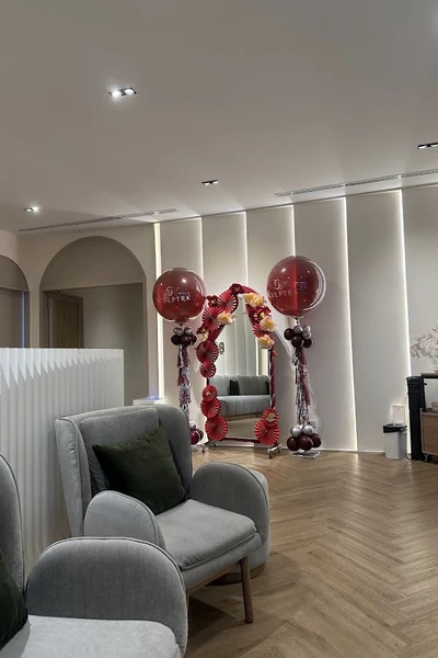 Clinic lounge chairs facing a decorated mirror and balloons.