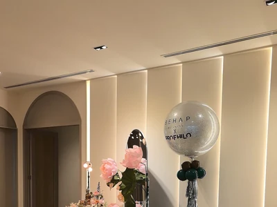Clinic interior with decorative flowers, a mirror and a balloon.
