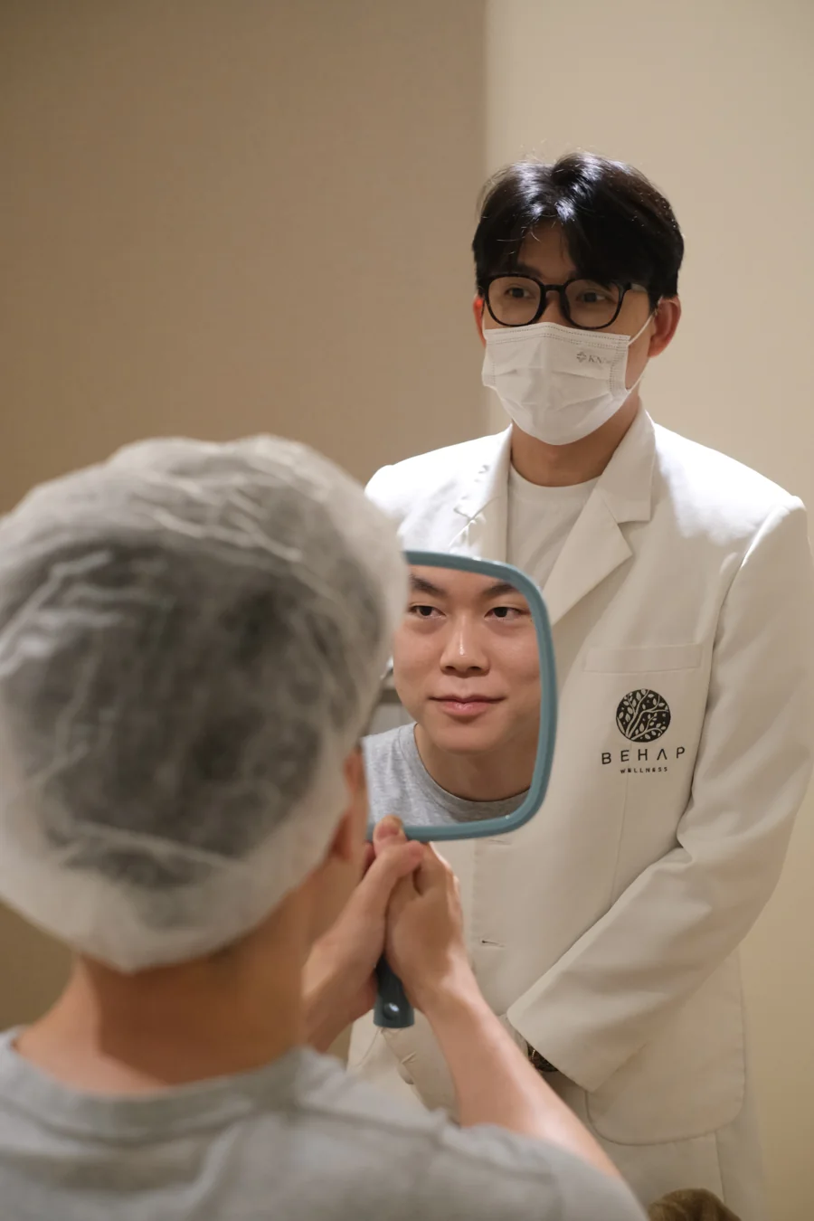 การพูดคุยประเมินใบหน้าที่ BEHAP พร้อมกระจกให้ผู้รับบริการดูใบหน้า