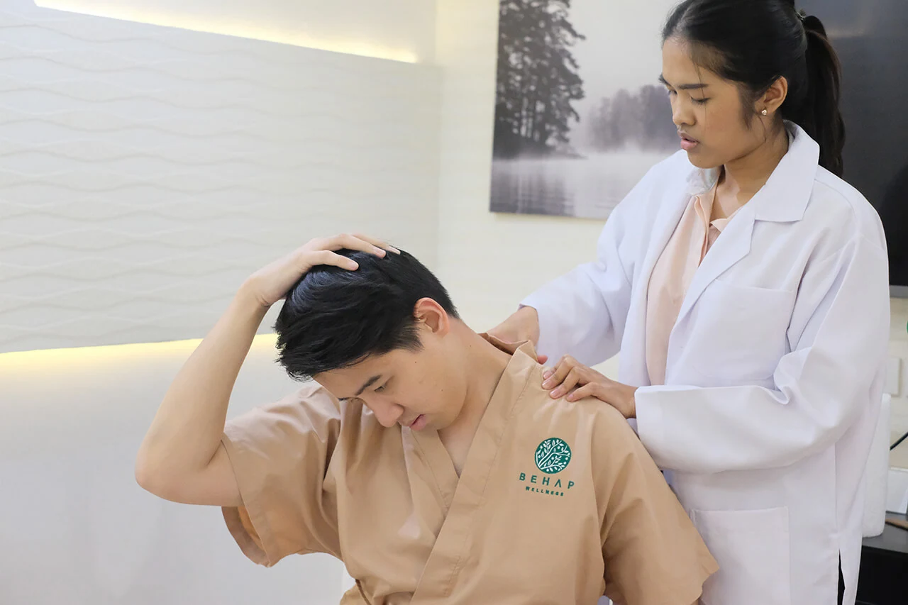 นักกายภาพบำบัดแนะนำการยืดกล้ามเนื้อคอที่ BEHAP