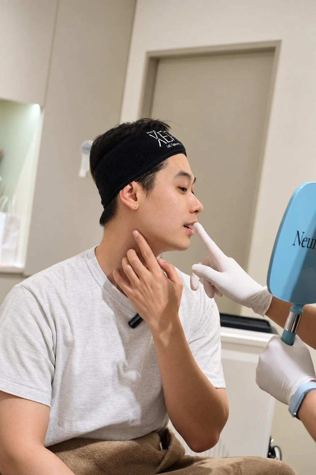 Facial assessment with a mirror at BEHAP · การประเมินใบหน้าร่วมกับแพทย์ที่ BEHAP